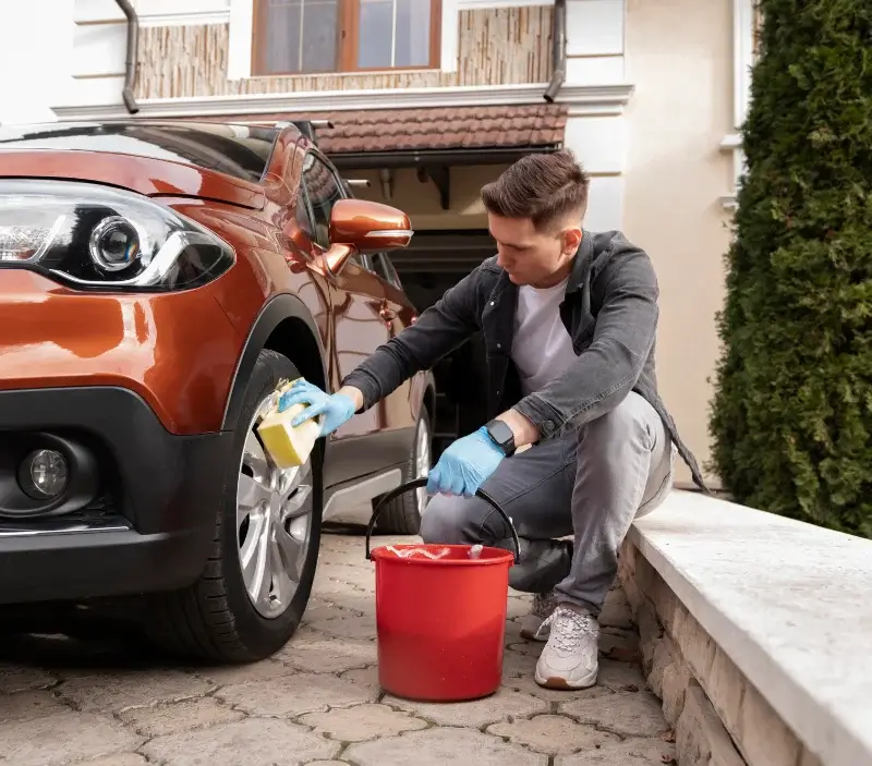 Lavage auto à domicile Cuébris : professionnel intervenant sur un véhicule
